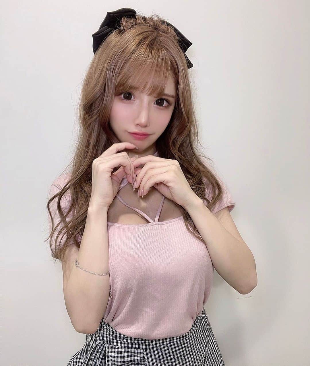 にゃいりんのインスタグラム：「🎀🖤 . . 𝑵𝑬𝑾 から〜💝💝👍🏼 . 可愛いあかるめぶらうん🤎 . おきにいりです、 いつもにゃいりんの髪色可愛いと最近友達に褒められるので喜んでます^._.^ . SAWAKOさん( @____sawako ) ありがとぅございます^._.^💗 . . . #シールエクステ #ブラウンカラー #haircolor」