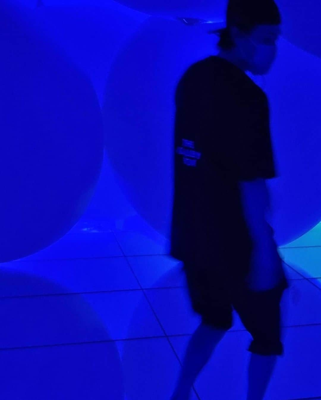 勝地涼さんのインスタグラム写真 - (勝地涼Instagram)「いつだかの3人でのお出かけ @teamlab.planets  ムスコっちビビってたな〜 最初はどうなるかと思ったけど お花のところとバルーンのところ 走り回ってたのかわいすぎた👶 色んなおもひでつくってこーな🙌」10月12日 21時43分 - ryo.katsuji.official