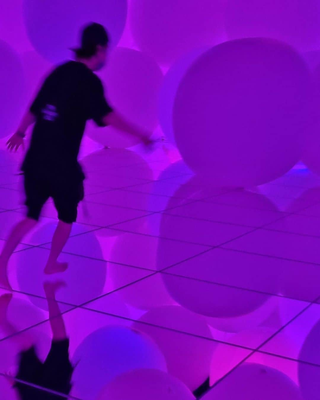 勝地涼さんのインスタグラム写真 - (勝地涼Instagram)「いつだかの3人でのお出かけ @teamlab.planets  ムスコっちビビってたな〜 最初はどうなるかと思ったけど お花のところとバルーンのところ 走り回ってたのかわいすぎた👶 色んなおもひでつくってこーな🙌」10月12日 21時43分 - ryo.katsuji.official