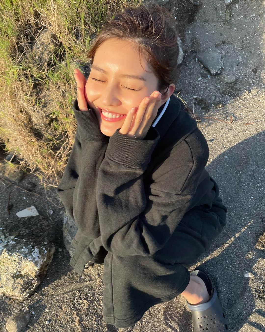 林ゆめさんのインスタグラム写真 - (林ゆめInstagram)「この間天気いい日に撮影してて 夕方の海が綺麗だった〜 またお知らせするね❤︎ ⁡ この間眉毛のアートメイク2回目行ってきた！ 自分の理想の眉毛の形で合わせてくれるし、 本当にメイクが楽になる💄✨ 前回と同じ藤城さんに担当してもらったよ☺️  今日は朝から撮影してていま帰り道〜！ みんなも1日お疲れ様😌💛」10月12日 21時43分 - ___yuume.18