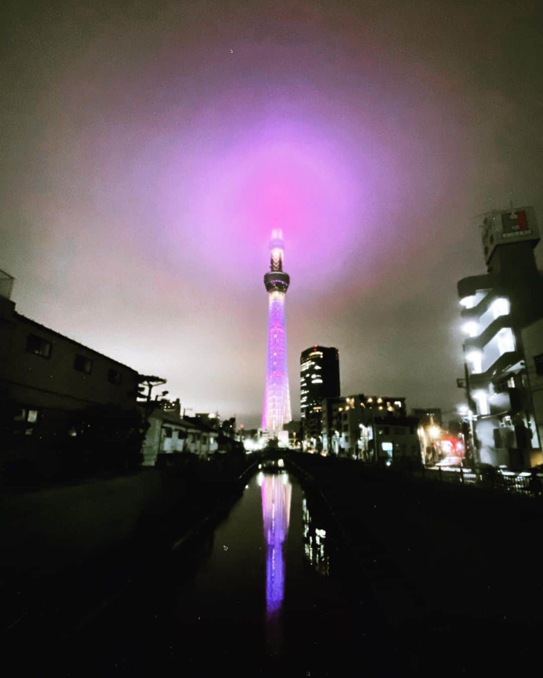 tokuのインスタグラム：「空が低い夜  怒涛の音楽の合間。  #tokyoskytree」