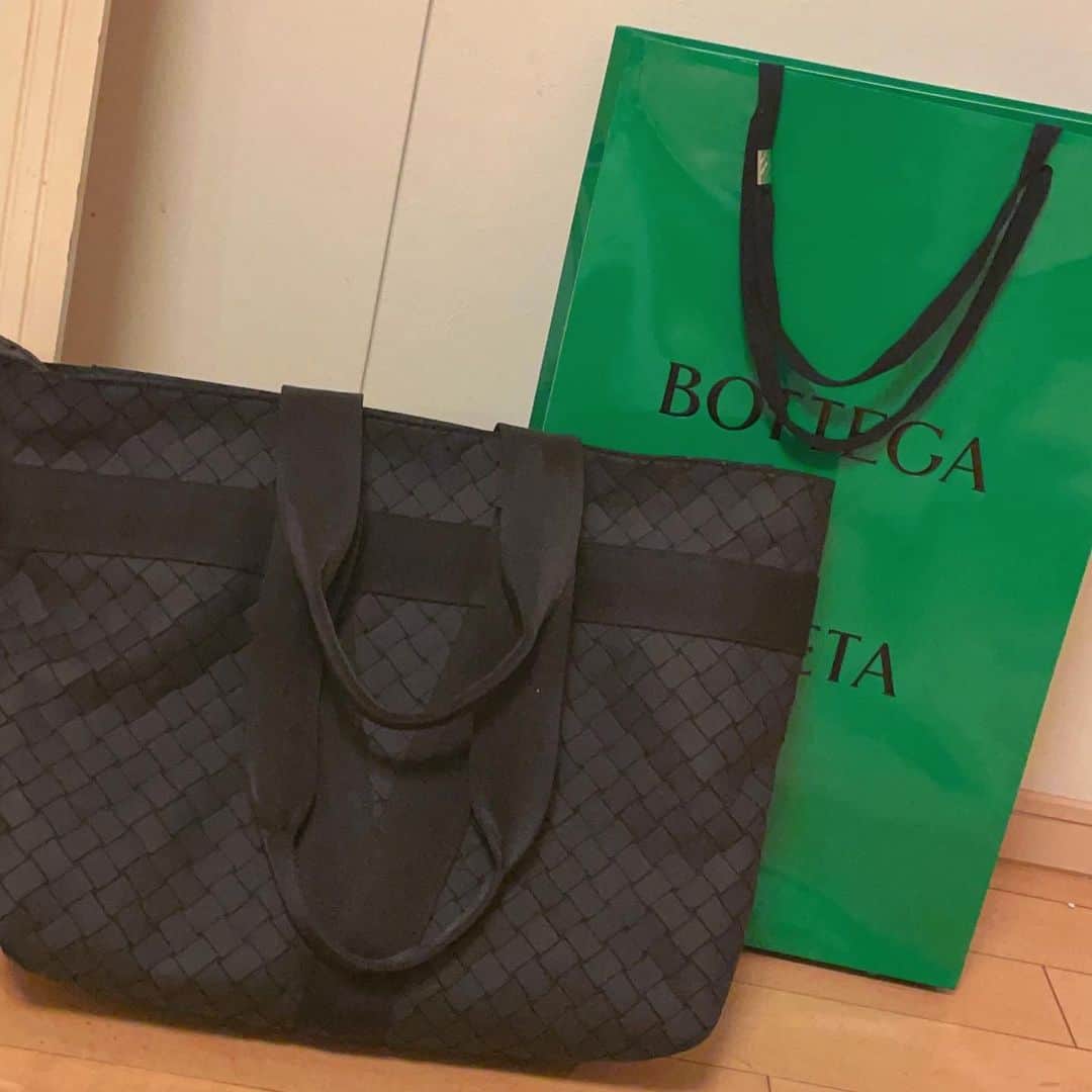 joujouのインスタグラム：「ストーリーに、少し記載しましたが、新しいステージの仕事が、かなり気合いがいるので、きちんとした ビジネスバッグを 買いました！ビジネスバッグ以外にも使えるけど、わたしは、ビジネスバッグ目的で買いました！  対面会議、出張、打ち合わせも緩和されてきたし、 外に出る機会ももう既に多いです。😙  ポイントは、 ●肩にかけれる ●チャックがある ●軽さ レザーも持ったけど、重いい！ ラバー素材にしました。 別売りのポーチはパソコンもバッチリ入る！！  このbagで乗り切れるわ〜 とは言わないけど、テンションは上がったよ🧡  見てくれてる人頑張りましょうね😅😅😅  @bottegaveneta_____」