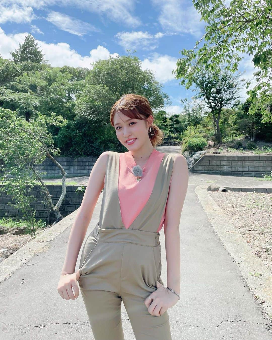 のインスタグラム：「#おうりんのぬの🎀   最後だけマチナカラックだよ！ 青森のみんなぜひ参考に🥰 そういえば「北端！南端！最先端！青森×鹿児島オンリーワン自慢」という番組の時の衣装に、 @eizosenkawa さんが「王林ちゃんの衣装が最先端だ」って言ってたその衣装が8枚目です🤣  #マークスタイラーアウトレットproducebyallspice  #さくら野弘前店  #マチナカラック #弘前中三 @sakurano_hirosaki」