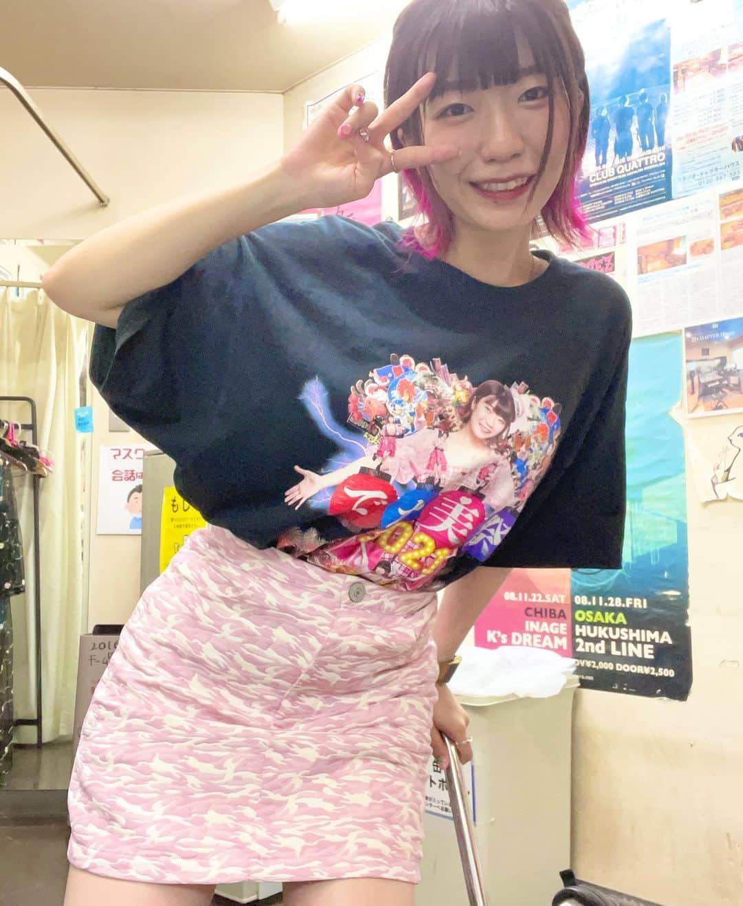 ぱいぱいでか美のインスタグラム：「自分のグッズ平気で使う人間です！ . でか美祭のグッズ、一部再販始まりました〜！ ビジュアルTシャツ(黒)と、バケハと、アクキーです！ バケハのイラストは三枚目のポケTと同じ❤︎かわいー❤︎ 今年のグッズは今回の再販がラストチャンスなので ぜひチェックお願いします👀！ リンクはストーリーやハイライトに〜👆🏻 . #でか美祭 #ぱいぱいでか美 #でか美ちゃん」