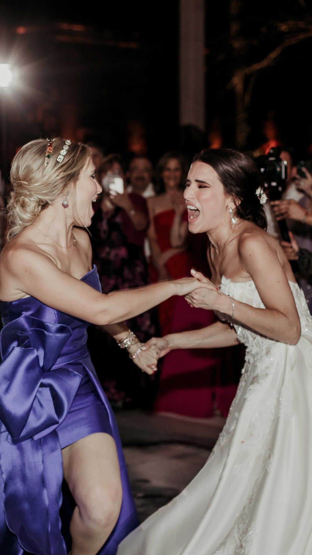 Mayela Vazquezのインスタグラム：「Power couple celebration: pure happiness & love, best dancing moves and a hint of tequila involved made this the best wedding of the year! Los amo familiaa!! @dra.verovzz @dr.alejandrogzz @ildefonsovazquez @mayelaguajardo @poncho_vazquez92 @mauriciovazquez @patovzz @gilvzz @gabyzambrano9 @carolina.ortizdeelguea @raultovar @aranzazualzugaray @raquellivas @andreacade @paolacardenasd @anakarengzzc @marcesilva @maytedelcastillo @analauravzz @bigmamavzz」