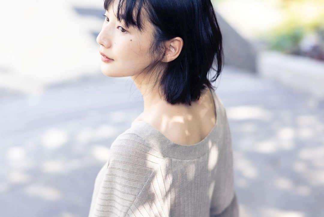 高嶋香帆さんのインスタグラム写真 - (高嶋香帆Instagram)「髪を切ったので新しく作品撮りをして頂きました☺️✨  日常の一コマな感じがとっても素敵な写真たち✨  #塚原孝顕 さん」10月12日 22時03分 - kaho_takashima