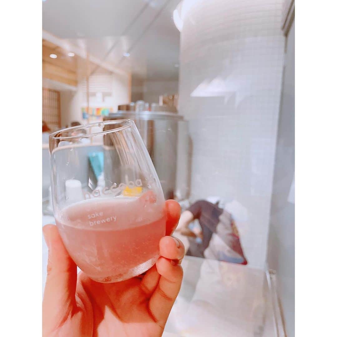 のインスタグラム：「【ふくしま旅1日目🍶haccoba】  yellowbeerworksの次は、南相馬市小高区のhaccobaへ🍶 @haccoba   haccobaは、craft sake brewrey✨ 米や麹をつかう日本酒の伝統製法はそのままに、発酵過程でフルーツやハーブを加えるなど、自由な醸造スタイルでお酒を作っている☺️🌿  haccobaにはBrewPubも併設されてて、お酒を購入出来ることはもちろん、美味しい食事と一緒にこだわり抜いたお酒たちを楽しめちゃう🍶✨ 4月に一度オープンする前にお店を見学させてもらったけれど、お酒を飲みに来店したのははじめて🍶待ちに待った瞬間🥰  東北に伝わる幻のどぶろく製法 ”花酛”とビールの製法ドライホップをかけ合わせた柑橘香る「はなうたドロップス」やミルクも砂糖も使わない、お米のチャイどぶろく「CHAI doburoku」、そして麹とホップが放つ爆発的な香りとうま味が詰まった「全麹IPA - Yay!Yay! Hazy!! - 」など 個性的で美味しいお酒ばかり🍶✨  どれも最高な美味しさだけど、 私がひと口目で思わず「うまっっ！！」と言ってしまった全麹IPA - Yay!Yay! Hazy!! -  写真のとおり、ピンク色で見た目の可愛らしさはもちろん、麹の甘みとうまみでとても飲みやすい❗️最後にはホップの苦味もきて、ビールファンの方にもオススメしたいお酒だよ😘  この全麹IPA - Yay!Yay! Hazy!! - は、現在オンラインショップでも買うことが出来るみたいなので、気になる方はチェック💁‍♀️  https://haccoba.com  このお酒と共に、福島の仲間たちと酔いしれた夜🌃 福島には熱い想いのある人たちがたくさん✨福島の今までの道のりと現在と未来を語り合いながら時には笑い（いや、ほとんど笑っていたかも😂）最高の時間を過ごしたよ☺️  宿泊は、小高駅前の双葉屋旅館🚉 町を愛する女将の温かさ溢れるお宿💕朝ごはんもザ・和食でとても美味しかった☺️✨  そして翌日は…❗️ つづく…💁‍♀️  ※体調良好。念のため直前に自費でPCR検査で陰性。 ※写真5、6枚目は4月のhaccoba。 #haccoba #craftsakebrewrey #craftsake #日本酒 #日本酒好きな人と繋がりたい #福島県 #南相馬市 #南相馬市小高区 #南相馬市グルメ  #まちづくり #local #地域　#ちいきぐらむ　#地域創生　#地域活性化　#関係人口　#地域の魅力　#パーソナリティ　#地域好きな人と繋がりたい　#ローカル好きと繋がりたい　#たびぐらむ　#旅好き　#旅好きな人と繋がりたい　#地域のキラキラを伝えたい」