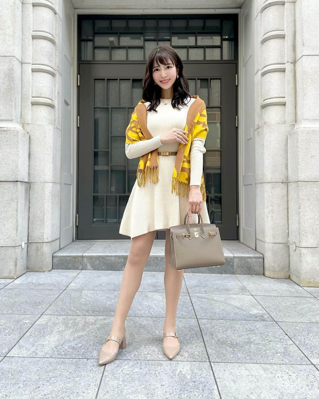 Manaさんのインスタグラム写真 - (ManaInstagram)「🦊💛🍂 𝑴𝒖𝒔𝒕𝒂𝒓𝒅 𝒚𝒆𝒍𝒍𝒐𝒘 × 𝑩𝒍𝒂𝒏𝒄 × 𝑬𝒕𝒐𝒖𝒑𝒆 こんばんは😊 . 前投稿の全身バージョンです♪ 秋〜冬を意識してコーディネートしました✨ . シンプルな白のミニワンピースに バッグとベルトは𝒉𝒆𝒓𝒎𝒆𝒔でカラー合わせ🤎 バッグと同じデザインのベルトに一目惚れして🥺💕 . . イエローがポイントカラーになって 銀杏をイメージさせるようなコーデになりました💛 . . . ４枚目は、素敵な影を見つけたので💐 . . . Onepiece：#stellatokyo Bag/Belt/Scarf：#hermes Pumps：#randa . . . . #ナチュラルメイク #ゆるふわ巻き #シンプルコーデ #お出かけコーデ #お出かけ日和 #ミニワンピ #ニットワンピース #秋コーデ #冬コーデ #ホワイトコーデ #イエローコーデ #マスタードイエロー #マフラー #ストール #エトゥープ #バーキン #バーキンセリエ #birkin25 #birkinsellier #etoupe #hermesbirkin」10月12日 22時42分 - mana.tcy