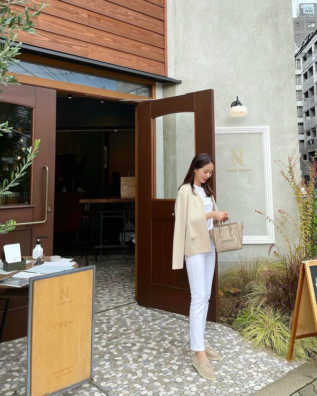 ハンナミのインスタグラム：「✨🕊🪟  用事の前に 近くでランチ 。 ボリューム満点だった :)  最近カチューシャばっかり付けてる 🤍  tshirt #theory cardigan #eneu denim #jbrand shoes #loropiana bag #celine」
