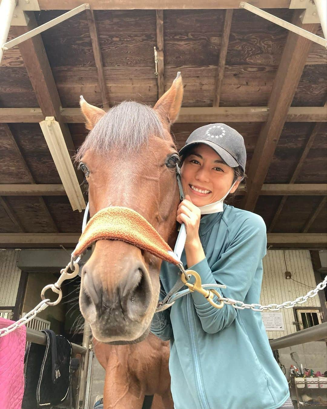 芳野友美さんのインスタグラム写真 - (芳野友美Instagram)「相変わらず可愛いなチクワ😍 2週間振りの#乗馬レッスン 。 来月検定を受けることになって必死(笑) 今日もありがとう☺︎ チクワは元々あんまり変わらないんだけど、馬によっては既に#冬毛 に変わりつつあり、冬が近いんだなぁ～と実感します☆ 馬で季節を感じられるって素敵✨ チクワのようなツヤツヤも綺麗だけど、フカフカの冬毛もベルベットみたいで綺麗です♪ 手触りもそれぞれとっても気持ちいい♪」10月12日 22時59分 - yumi_yoshino_1980