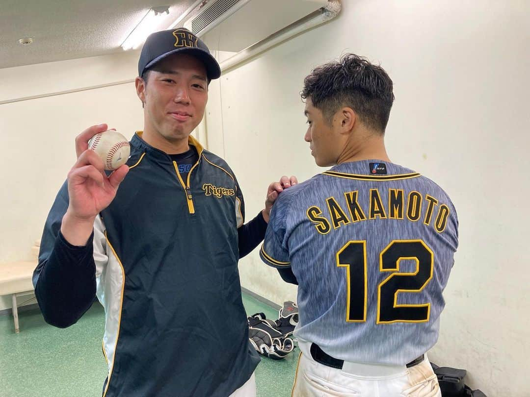 阪神タイガースさんのインスタグラム写真 - (阪神タイガースInstagram)「7回までを投げ今季12勝目を挙げた青柳投手と、リードした坂本捕手！ ナイスバッテリー✨  #青柳晃洋 選手　#ナイスピッチング #坂本誠志郎 選手 #ナイスリード  #ナイスバッテリー  #阪神タイガース #挑超頂」10月12日 22時59分 - hanshintigers_official