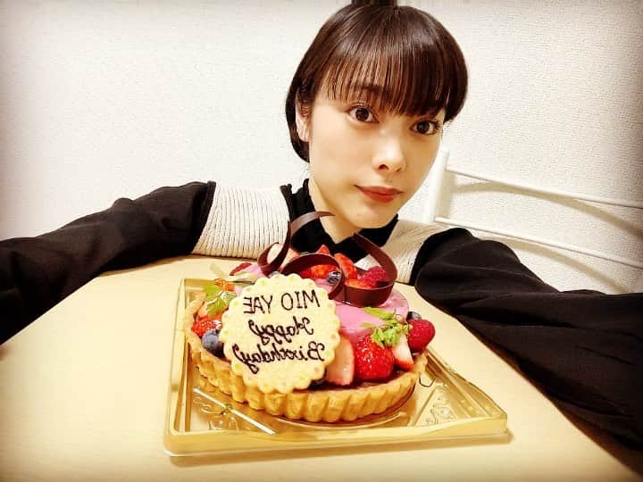 ＹＡＥ【MIO・YAE】のインスタグラム：「撮影のために軽く体を絞ってて、筋トレしたり、食事に気をつけていたので 少し遅れてお誕生日ケーキ食べました🎂」