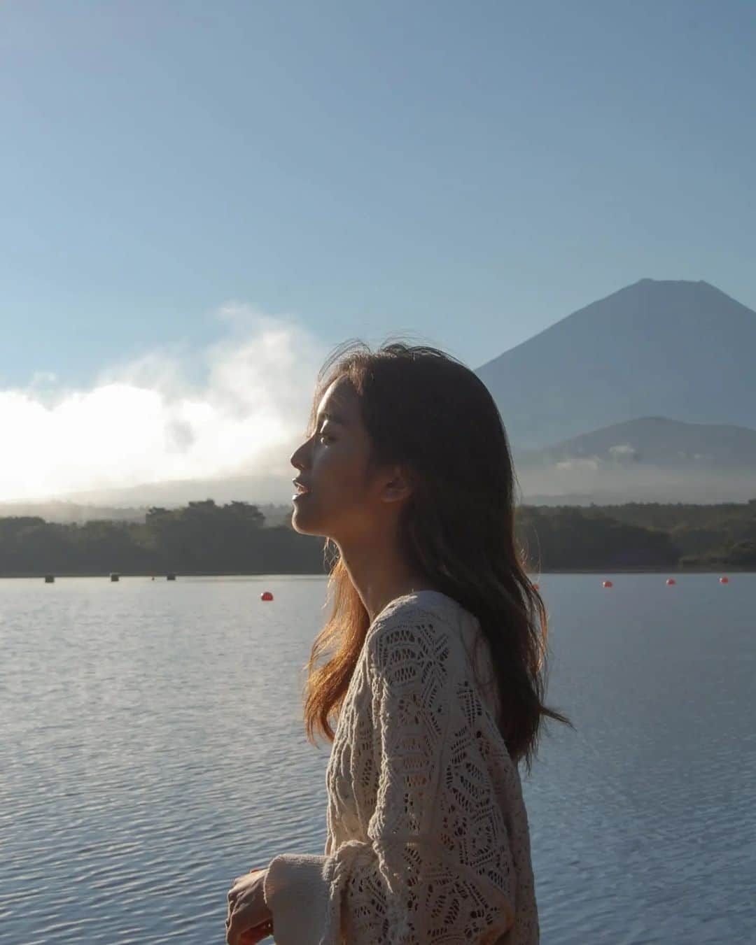 河西歩果のインスタグラム：「早朝の精進湖。妹撮影。」