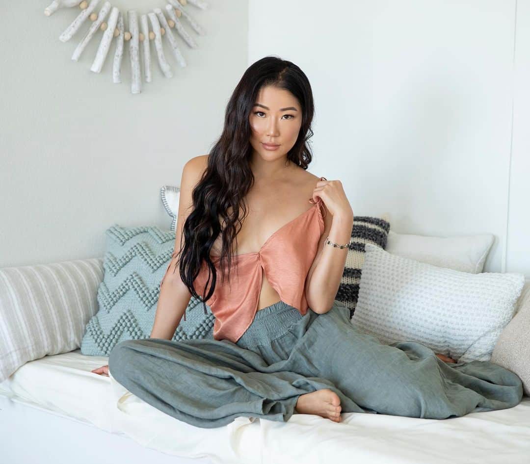 GODDESS OF LOVEのインスタグラム：「I’m a Goddess, not a Popstar. There’s no break when you take the Goddess Path. We are continually living new-wisdom and rising to new challenges. Sometimes we may think it’s unimportant or boring, but we get what we are aligned with, karmically or otherwise. As we grow and flourish, we must never do it at the expense of others; becoming rich, while making others poor, feeling good, while making others feel bad, making someone laugh, while hurting someone else. And perhaps the most common thing that I see people do; raise up one part of self, while depleting another part of self. I believe that everyone who comes into my field becomes brighter, stronger, wiser, or higher in some regard. Is this true for you? Can you say the same? I’m so excited to let you know that I bought my first house! It’s my dream come true in a place that resonants with my body. For example, very hot and humid or too dry climates do not resonant with my body. Being at sea level doesn’t feel right for me either. Sure, I can adapt easy, but my skin and body don’t like it. It feels miserable to me and I listen to what my body is telling me. Anyway, I’m totally off topic… I’m so grateful and excited! I want to cry tears of joy! I wish everyone to live their dream. Come into alignment. I can help, trust me. If you are already working at it, make sure it’s in alignment and you feel good about it. My greatest work is not seen, but felt. I hope you can feel the vibes that I share with you. Join my OnlyFans for more personal and frequent updates. Find out everything first! (OnlyFans.com/moonmaison) 🦋」
