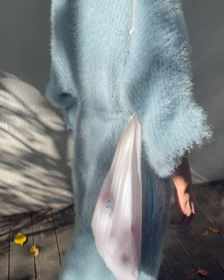 中谷愛のインスタグラム：「来週発売のshaggy gawn もっちもちで肌触りが最高なの。  blueの絶妙な色合い、すきぃ..🦕🤍」