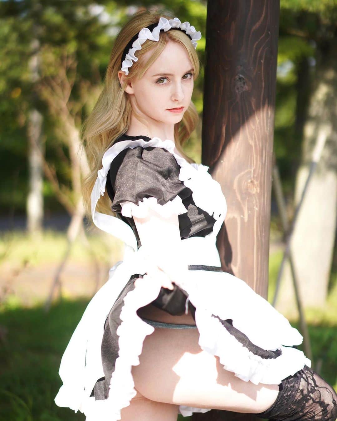 ジェマ・ルイーズのインスタグラム：「こんばんは！インスタ久しぶりです♥️  #メイド #メイド服 #コスプレ #cosplay #maid #モデル #グラビア #グラビアモデル #gravure」