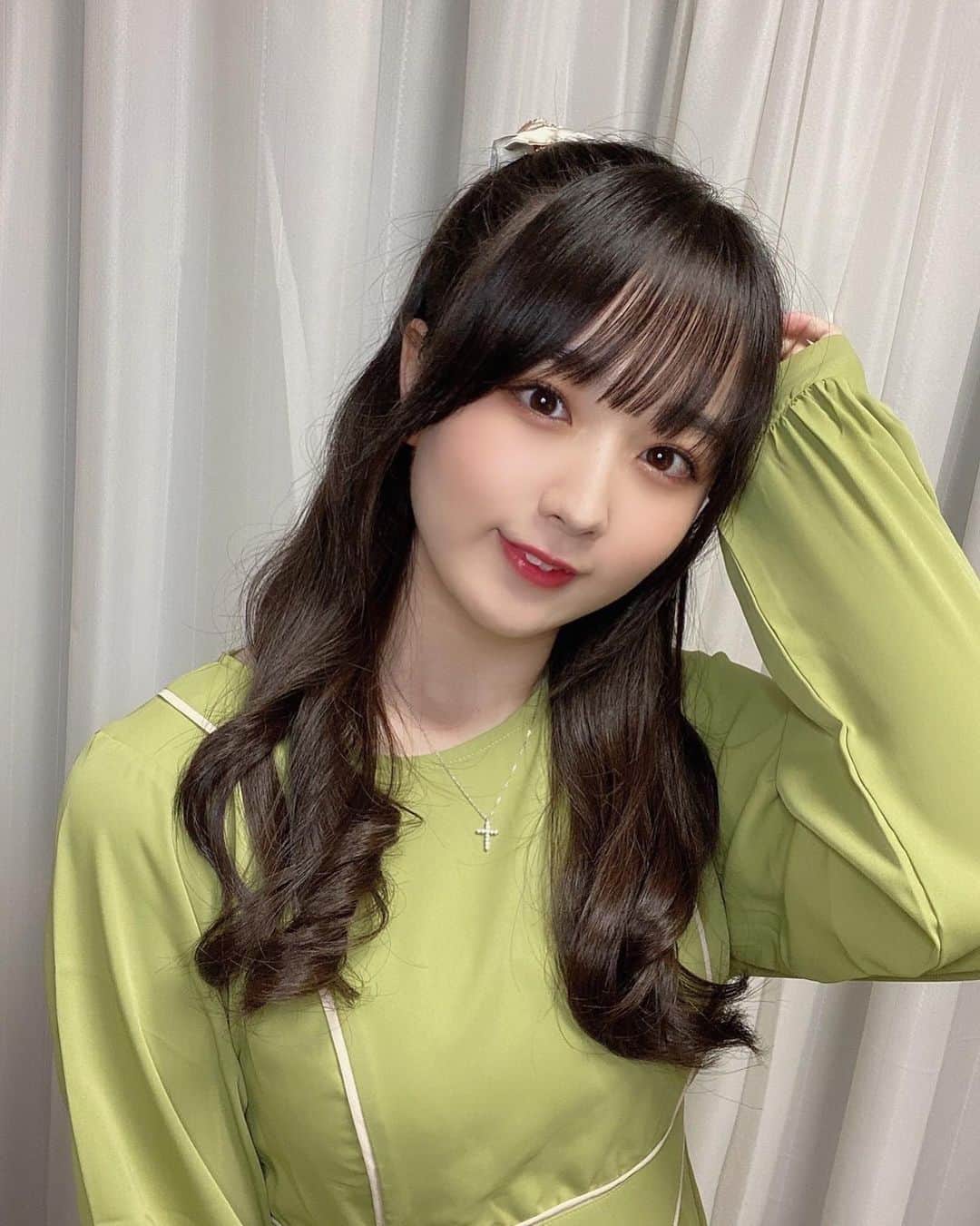 高田もものインスタグラム：「. ❤︎バイカラーパイピングワンピース❤︎ . #vannie_u  #ヴァニーユー  . VANNIE Uが11/5.6に初めてのPOP UPを開催するんだって〜！ . よく着てるブランドだからもももいきたいな〜っておもってるよ🏃‍♀️ . みんなも行ってみちゃう？ . 今日も良い1日でしたね . ハーフツインまたはまっちゃった〜！ . かしこ . #高田もも #かしこってなに #かしこ #instagood #instagram #greenoutfit #ワンピース #ハーフツイン #リボンアレンジ #リボン #巻き髪 #ロングヘア #ロングヘアアレンジ #大人コーデ #ネイル #ネイルデザイン」