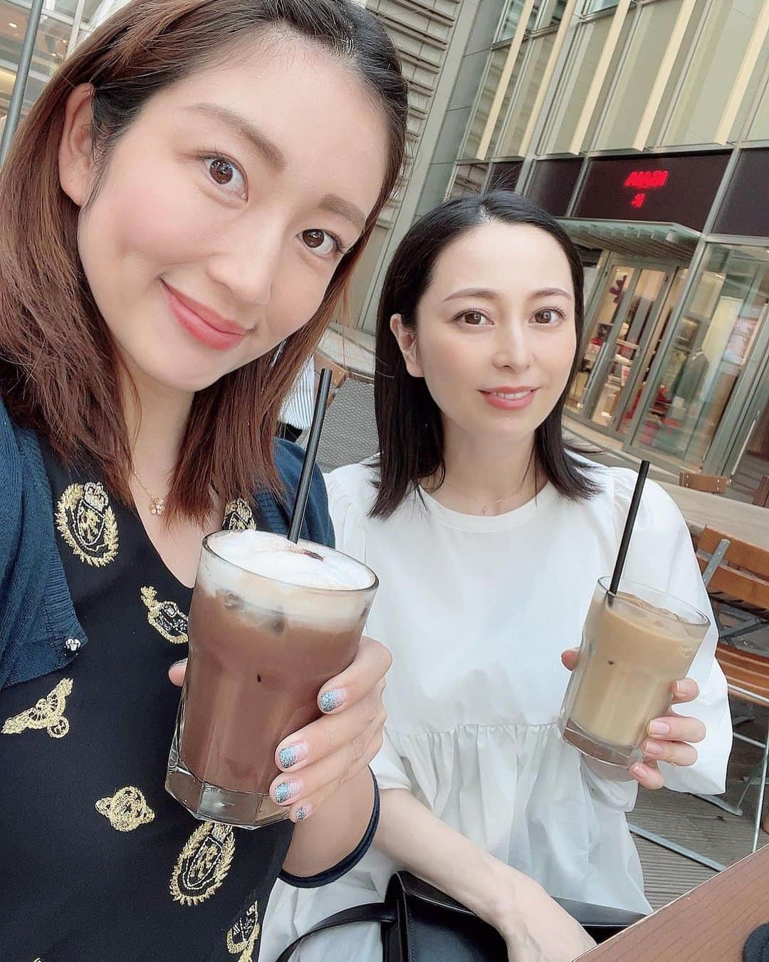 庄司ゆうこさんのインスタグラム写真 - (庄司ゆうこInstagram)「書道家の岡西ゆうなちゃんと火鍋ランチ💓 2人でランチはいつぶりだろってくらい久しぶり🤗うちらは２０歳くらいからの仲良しで当時はお互い芸能活動頑張っていたのでたまたまテレビの収録で一緒になったり何かしらご縁があるゆうなちゃん❣️ 今は美人書道家として大活躍✨✨ 懐かしい思い出話いっぱい出来て楽しかったぁー^ ^ スタジオでは最近スクールの講師として大活躍なもっちーと❣️ いつも頑張ってくれて感謝✨ そして酒井流整体でメンテナンスも月一回欠かさず行ってます🤗力強い整体受けたい方は紹介しますよー^ ^ #火鍋#火鍋ランチ#六本木#美人書道家#書道家#17年来の友人#酒井流整体」10月13日 11時05分 - yuko.shoji