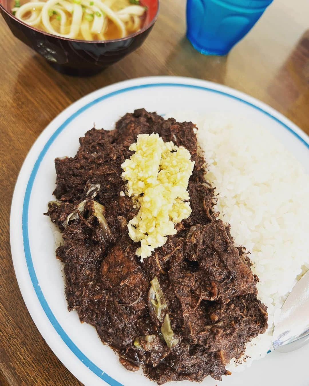 山田孝之のインスタグラム：「金武町「久松食堂のチーイリチャー」美味くて強い。午後の撮影も元気いっぱい穏やかに👼🏻 #あけみ」