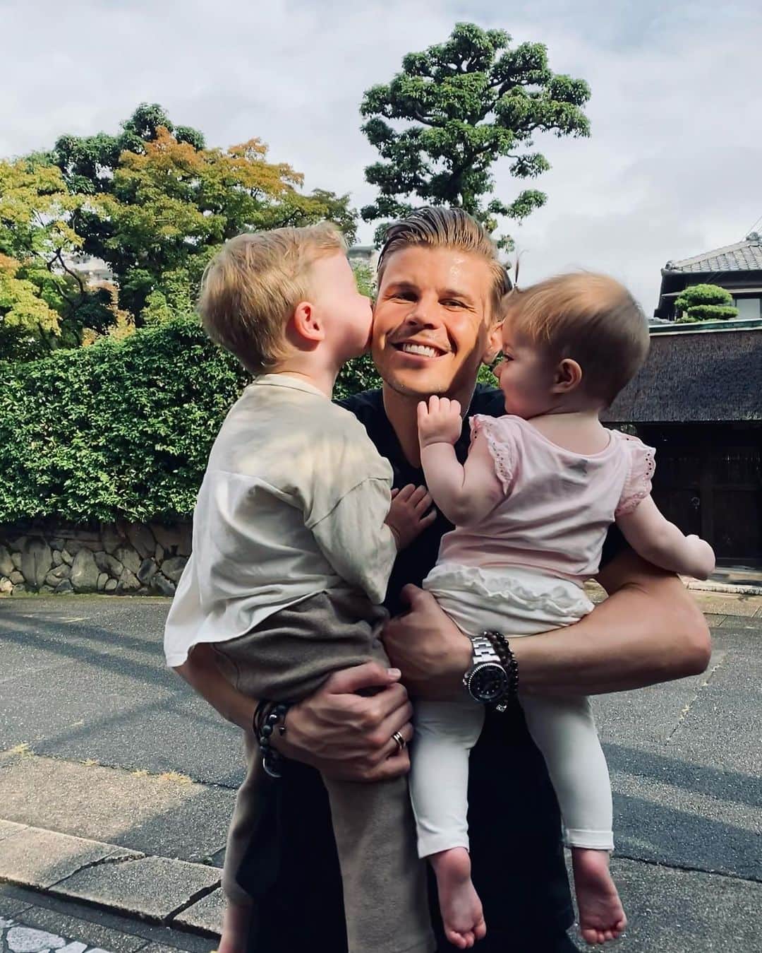 リアノン・ランゲラック（ミッチェル・ランゲラックの妻）のインスタグラム：「Bye again Daddy. See you in November 😞 Good luck in Korea. We love you❣️」