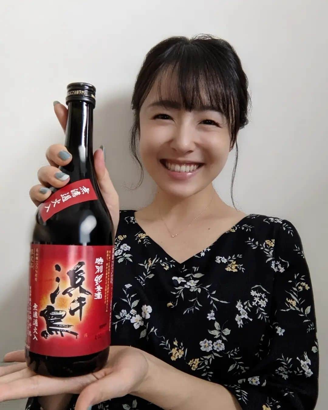 米澤かおりさんのインスタグラム写真 - (米澤かおりInstagram)「. #赤の浜千鳥 届きました🍶  「岩手に来てから 　日本酒好きになりました」 (3枚目／週刊ポスト2019年1月号) との言葉通り 岩手の日本酒に魅せられている私。  中でも浜千鳥のお酒はクセがなく 舌に、体に、しっくりくるんです。  幻の秋の限定酒 「特別純米酒 浜千鳥 無濾過火入」 週末のおうち飲みで ゆっくり味わいます🤤楽しみ🤤」10月13日 11時43分 - kaoriina67
