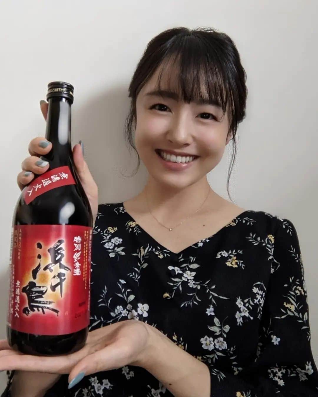 のインスタグラム：「. #赤の浜千鳥 届きました🍶  「岩手に来てから 　日本酒好きになりました」 (3枚目／週刊ポスト2019年1月号) との言葉通り 岩手の日本酒に魅せられている私。  中でも浜千鳥のお酒はクセがなく 舌に、体に、しっくりくるんです。  幻の秋の限定酒 「特別純米酒 浜千鳥 無濾過火入」 週末のおうち飲みで ゆっくり味わいます🤤楽しみ🤤」
