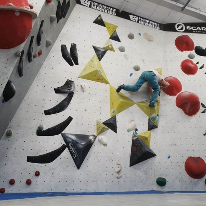 スターシャ・ゲージョのインスタグラム：「Here is a weird slab I set two weeks ago at @boulderhallee4 😇  Smooth traverses and semi-dynamic intermezzo moves. But that one after the jump to the right... i dunno what that is 😂 I imagined just standing on volumes, but turned out they were too bad, so I guess.... find your way around 😅  The music almost fits the climbing.  @unparallelup @trangoworldofficial @tokyo_powder_germany」