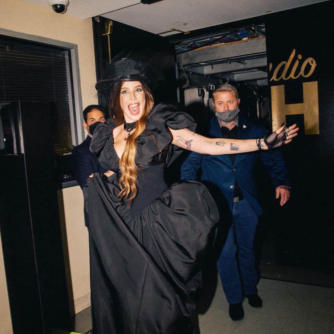 Halseyのインスタグラム：「something about a black dress!!!! @nbcsnl 📷: @samdameshek」
