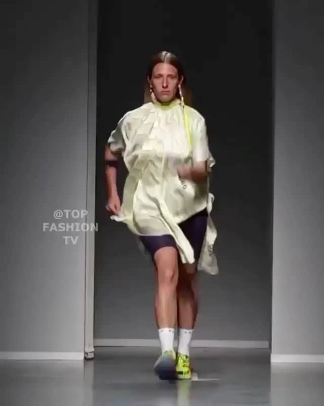 タイラ・バンクスのインスタグラム：「Ooooh, child. 😅 You KNOW you have made this walk to the potty when you had to GO, and GO NOW! 👀 #RunWeeWalk 🏃🏽‍♀️  video: @topfashiontv」