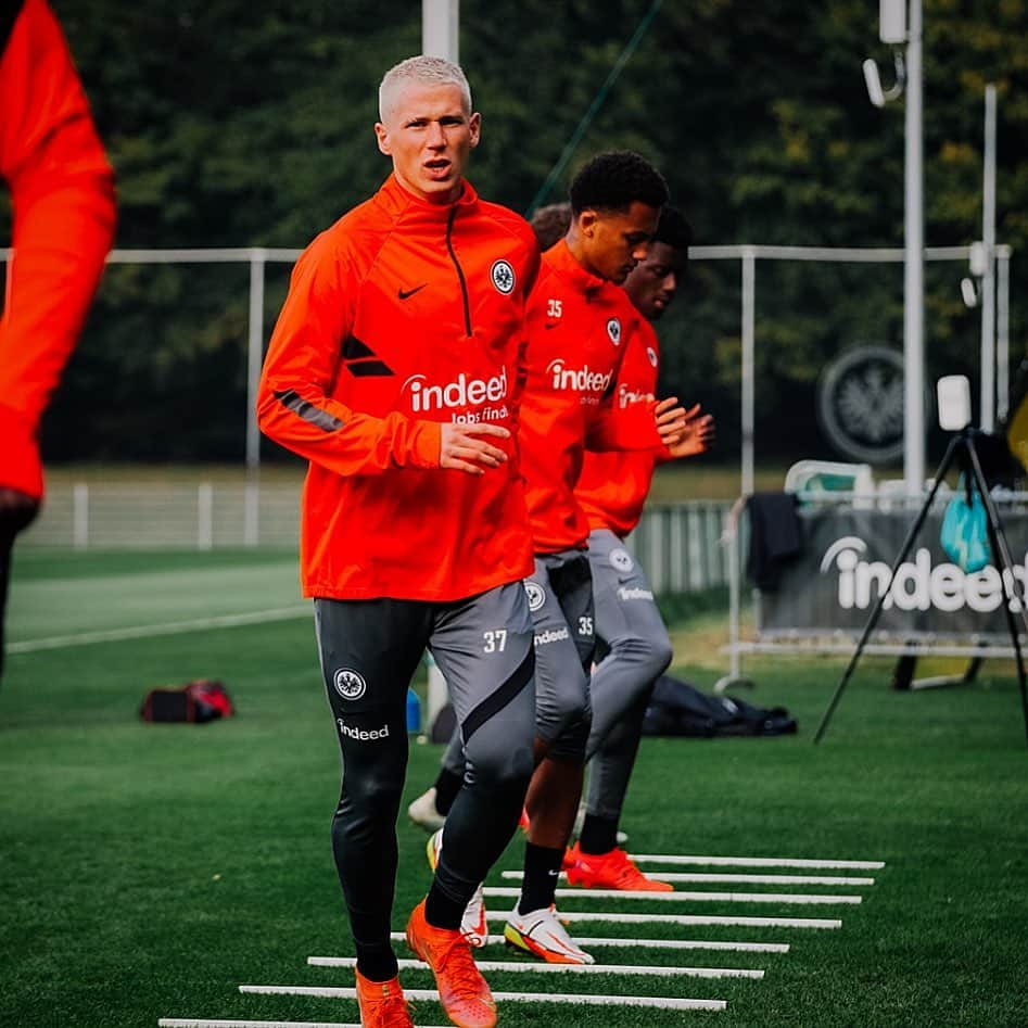 エリック・ドゥルムのインスタグラム：「Training 🙂⚽️ #eintrachtfrankfurt #sge #37 #newhair」