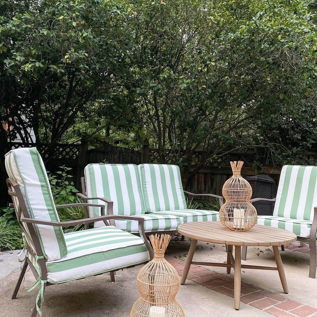 Grace Bonneyさんのインスタグラム写真 - (Grace BonneyInstagram)「It’s no coincidence that when my children and I began learning about the Gullah Geechie people, my decor started to become heavily influenced by “low country style.”  -the palm fronds  -the hues of haint blue -the  woven textures -the African instruments   It’s all an homage to a people that I yearn to connect to.   A Black and southern women making a place to call home, honoring a culture that feels like home. 🖤  #NestWithJess   #AfroSouthernHome #blkandhome  #sharingblackspaces  #ablackgirlshome  #blackinteriordesigner  #blackinteriordesigners  #blackhomebloggers  #blackhomeblogger #mywholehome」10月13日 5時54分 - designsponge