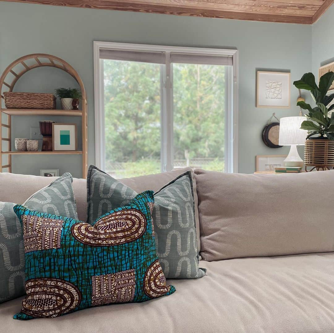 Grace Bonneyさんのインスタグラム写真 - (Grace BonneyInstagram)「It’s no coincidence that when my children and I began learning about the Gullah Geechie people, my decor started to become heavily influenced by “low country style.”  -the palm fronds  -the hues of haint blue -the  woven textures -the African instruments   It’s all an homage to a people that I yearn to connect to.   A Black and southern women making a place to call home, honoring a culture that feels like home. 🖤  #NestWithJess   #AfroSouthernHome #blkandhome  #sharingblackspaces  #ablackgirlshome  #blackinteriordesigner  #blackinteriordesigners  #blackhomebloggers  #blackhomeblogger #mywholehome」10月13日 5時54分 - designsponge