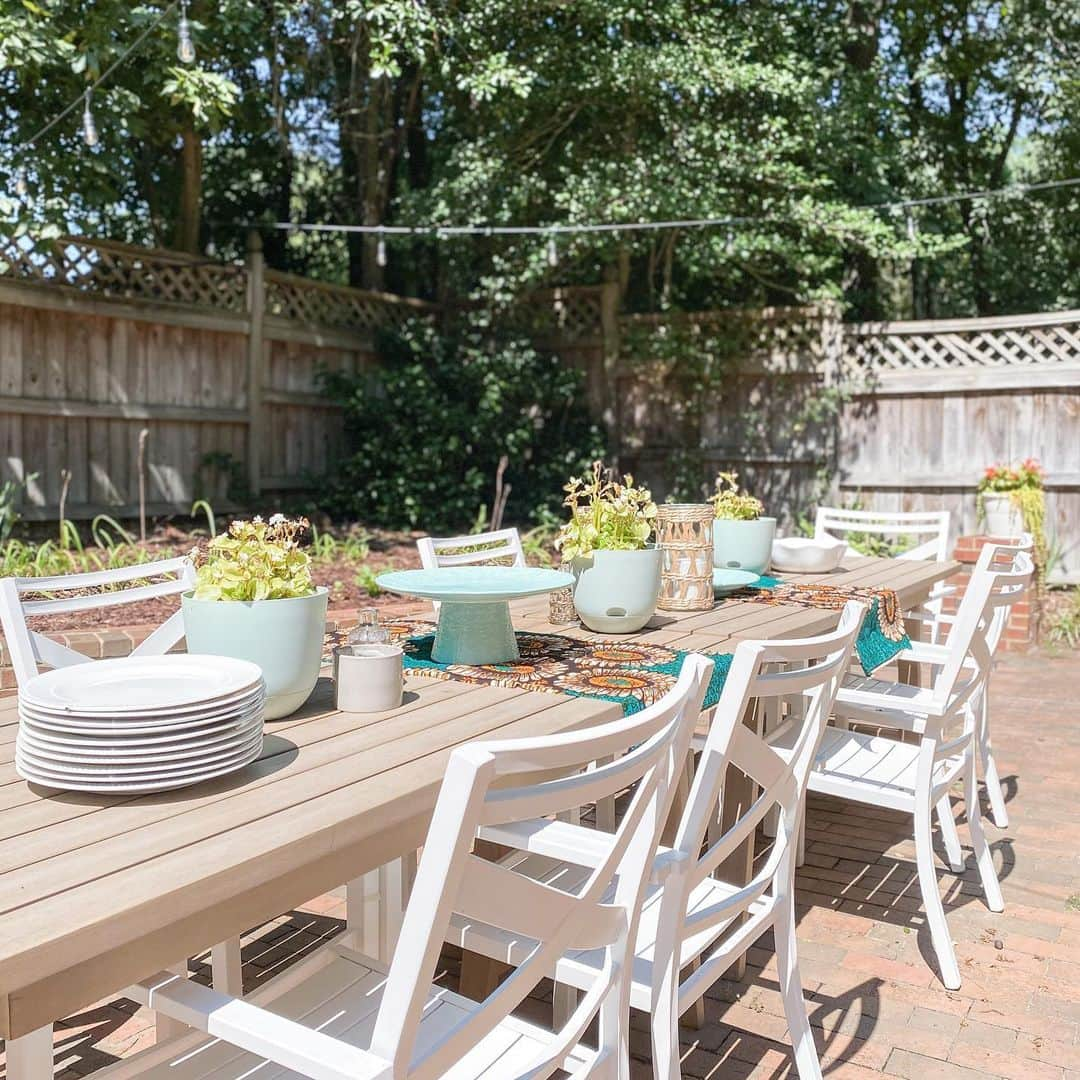 Grace Bonneyさんのインスタグラム写真 - (Grace BonneyInstagram)「It’s no coincidence that when my children and I began learning about the Gullah Geechie people, my decor started to become heavily influenced by “low country style.”  -the palm fronds  -the hues of haint blue -the  woven textures -the African instruments   It’s all an homage to a people that I yearn to connect to.   A Black and southern women making a place to call home, honoring a culture that feels like home. 🖤  #NestWithJess   #AfroSouthernHome #blkandhome  #sharingblackspaces  #ablackgirlshome  #blackinteriordesigner  #blackinteriordesigners  #blackhomebloggers  #blackhomeblogger #mywholehome」10月13日 5時54分 - designsponge