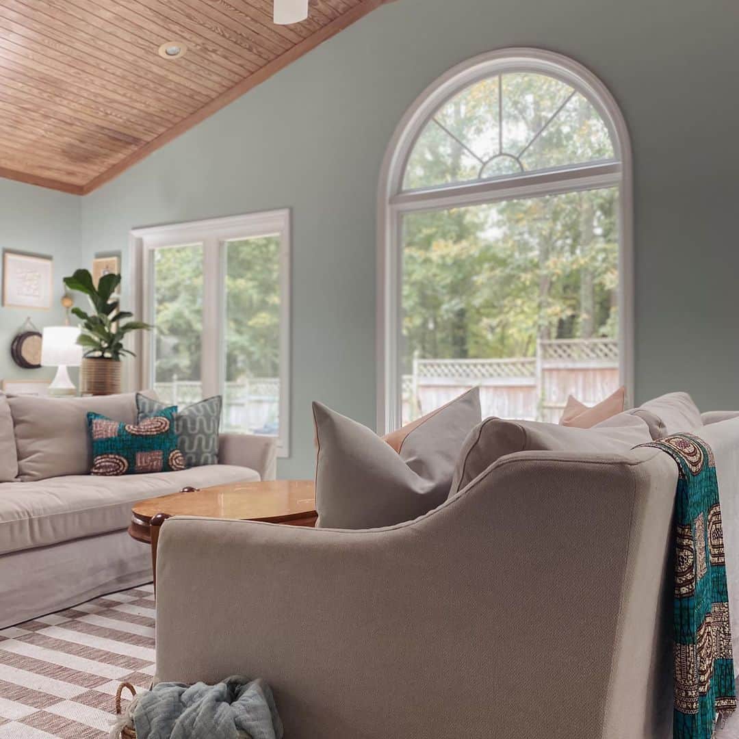 Grace Bonneyのインスタグラム：「It’s no coincidence that when my children and I began learning about the Gullah Geechie people, my decor started to become heavily influenced by “low country style.”  -the palm fronds  -the hues of haint blue -the  woven textures -the African instruments   It’s all an homage to a people that I yearn to connect to.   A Black and southern women making a place to call home, honoring a culture that feels like home. 🖤  #NestWithJess   #AfroSouthernHome #blkandhome  #sharingblackspaces  #ablackgirlshome  #blackinteriordesigner  #blackinteriordesigners  #blackhomebloggers  #blackhomeblogger #mywholehome」