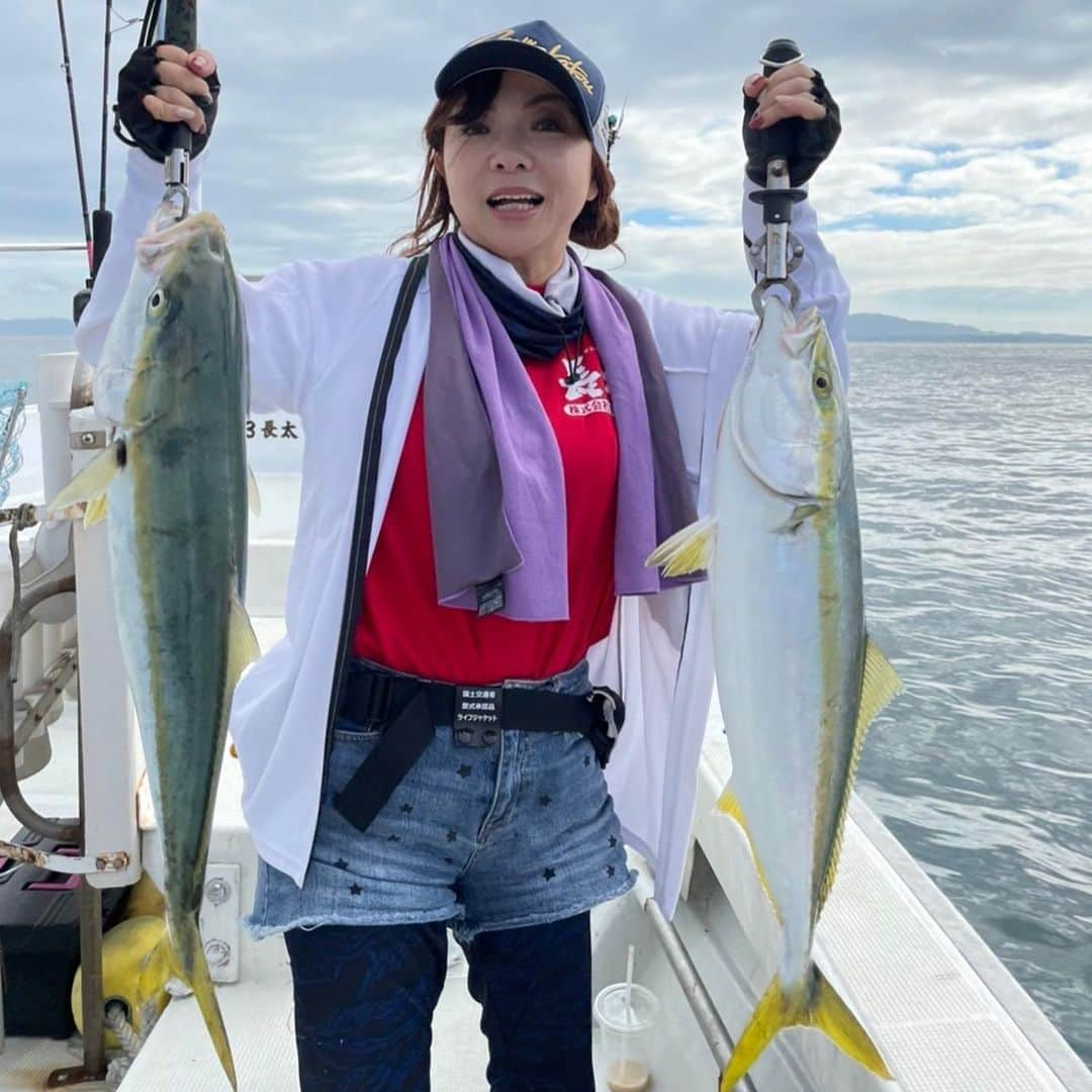 モモコさんのインスタグラム写真 - (モモコInstagram)「淡路島へ釣りに行きました❗️ 過去最高の獲物🎣 しかも２匹いっぺんに釣れました😆 ハマチです。 詳しくは、後日のYouTubeで🐟 アメブロにも写真多めに載せました😊  今回のYouTubeは、イカ釣りで釣ってきたイカを料理して家族で食べてる動画です🦑 めちゃくちゃ美味しかったよ〜💕  #ハイヒールモモコ #👠 #👠🍑 #CHANEL #シャネラー #グルメ #アメブロ  #YouTube #モモコ新聞 #イカ釣り #イカ料理 #釣り女 #ハマチ」10月13日 8時43分 - highheel_momoko