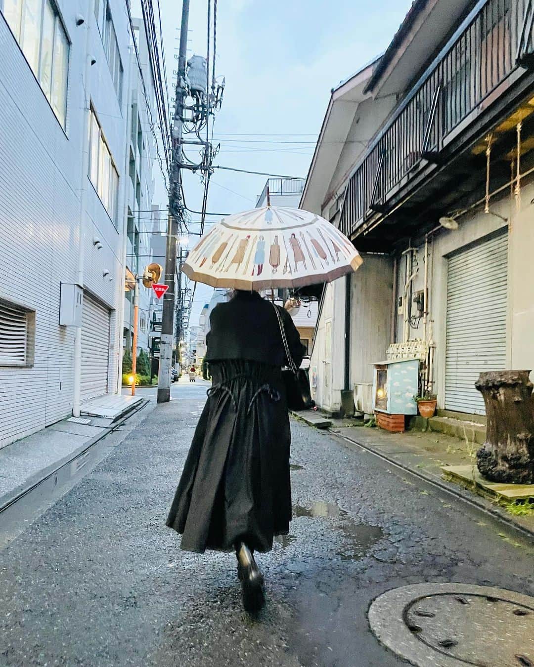大草直子さんのインスタグラム写真 - (大草直子Instagram)「雨の日☔️だって、おしゃれがあればカラフルだ💚❤️💙　今日はたくさんのリースアポイント♡たくさんの人に会えるし、新しい服👗やバッグ👜を見られるし、楽しい仕事です。夜は、伊勢丹新宿のATONのポップアップから、インスタライブを。染色しない、生のカシミヤ、生のキャメルを使ったコート🧥をご紹介します！　ディレクターの久﨑さん🙎‍♂️とゆるりと♡ @aton_tokyo  #lululemon  #seasonstylelab  #churchs  #chanel #インスタライブは @naokookusa_styling で #20.30から！」10月13日 9時41分 - naokookusa