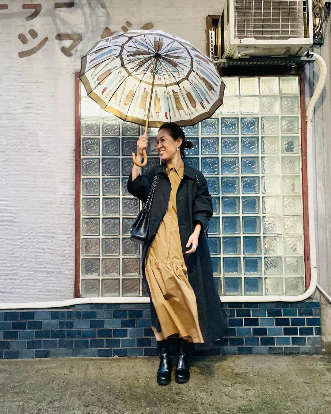大草直子さんのインスタグラム写真 - (大草直子Instagram)「雨の日☔️だって、おしゃれがあればカラフルだ💚❤️💙　今日はたくさんのリースアポイント♡たくさんの人に会えるし、新しい服👗やバッグ👜を見られるし、楽しい仕事です。夜は、伊勢丹新宿のATONのポップアップから、インスタライブを。染色しない、生のカシミヤ、生のキャメルを使ったコート🧥をご紹介します！　ディレクターの久﨑さん🙎‍♂️とゆるりと♡ @aton_tokyo  #lululemon  #seasonstylelab  #churchs  #chanel #インスタライブは @naokookusa_styling で #20.30から！」10月13日 9時41分 - naokookusa