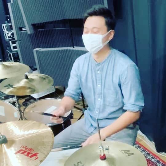 宮澤奎太のインスタグラム：「前回までの「ドラマー宮澤」は… 先生からの助言で、ONEOKROCKの完全感覚Dreamerという曲挑戦することになった僕。 イントロ部分からじっくり練習するんだけど、これが過去一レベルで難しくて頭がパンクしそう…これ、どうなっちゃうの！？！？ 次回、「連打部分に四苦八苦」 お楽しみに！  #ドラム #ドラマー宮澤 #完全感覚Dreamer #難しい #叩けるまで何年かかるのや #練習あるのみ #きょうもレッスン #kkt #アナウンサー #宮澤奎太」