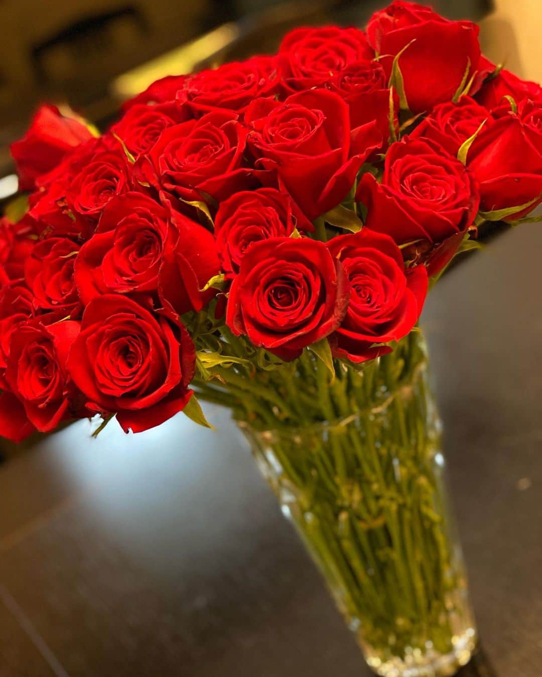三田羽衣のインスタグラム：「薔薇を贈れる楽しみは男性🌹 薔薇をプレゼントされる楽しみは女性🌹  我が家にある花瓶は５０本が限界なので..100本くらい生けれる花瓶が欲しいな  #おはなのあるくらし #薔薇 #rose  #花瓶 #bacarat」