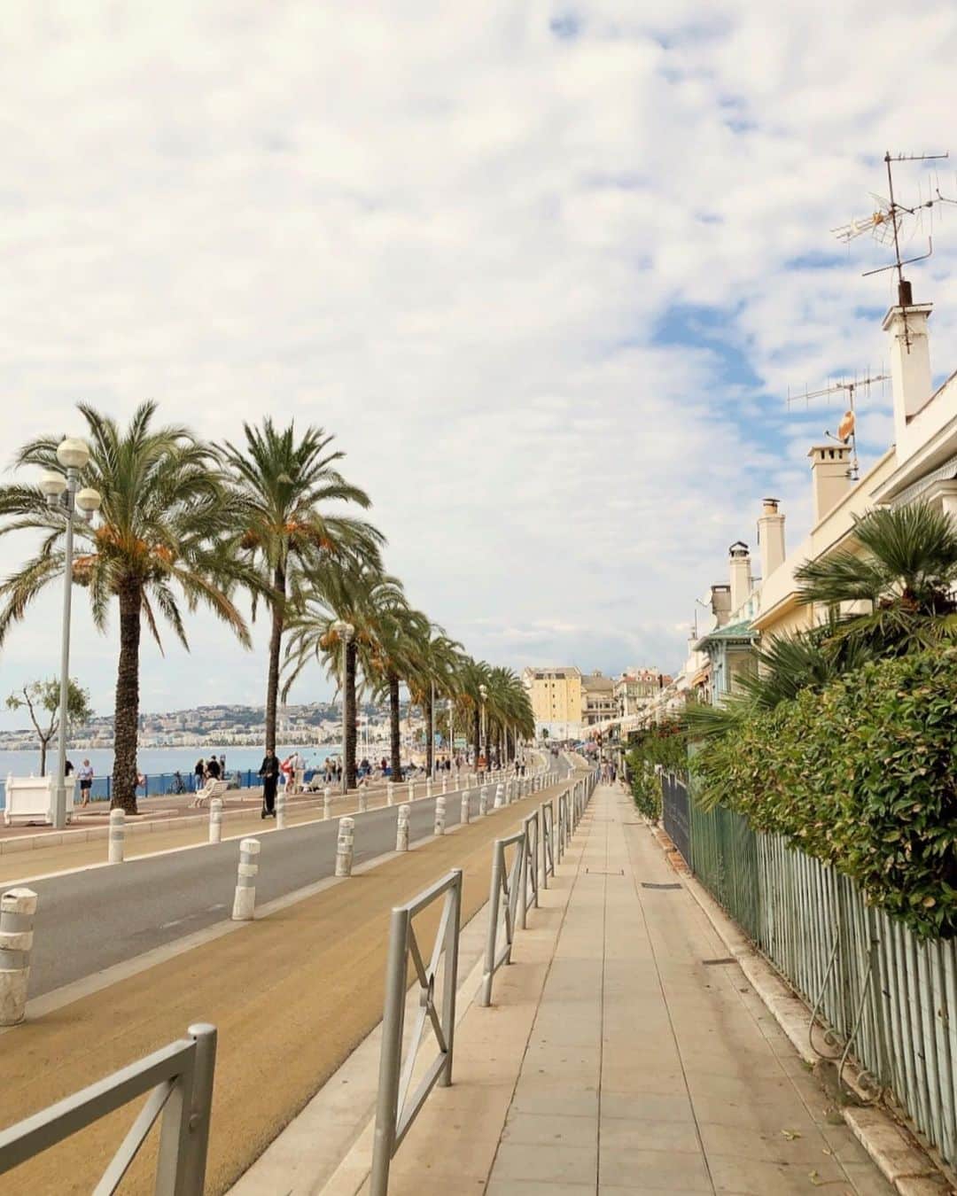 谷山響のインスタグラム：「Le sud de la France ✴︎  Il faisait plus chaud:)) C’est bien pour prendre la glace ☀️  #nice #nicefrance #cotedazur #cotedazurfrance」