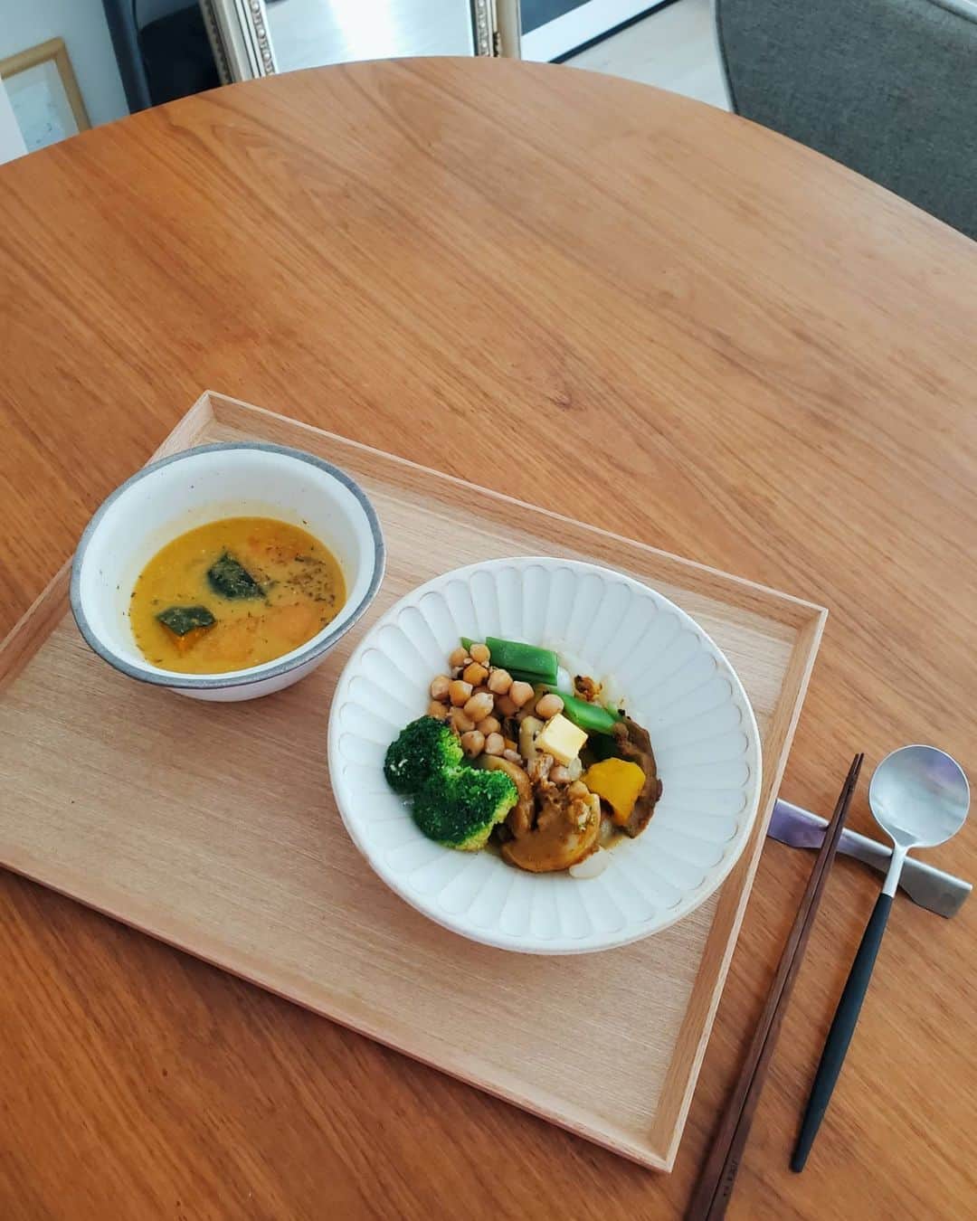 のインスタグラム：「身体を暖めたい季節にオススメしたい⁡ @greenspoonjp の新作ホットサラダ🥗⁡ ⁡ ⁡ 8-10種類の野菜がゴロゴロ入っていて､⁡ 満足感があるので私は朝はこれ1食でもOK😋⁡ ⁡ 晩御飯にあと1品野菜が足りないときに⁡ レンチンで出来上がるし､⁡ 日中食べすぎた日の夜の調節にも🌿⁡ ⁡ ⁡ チンしたあとにオイルをかけると更に美味しい💕⁡ ⁡ ⁡ #greenspoon#グリーンスプーン#ダイエット#ホットサラダ#ズボラ飯#忙しい日の朝ごはん#食べて痩せる」