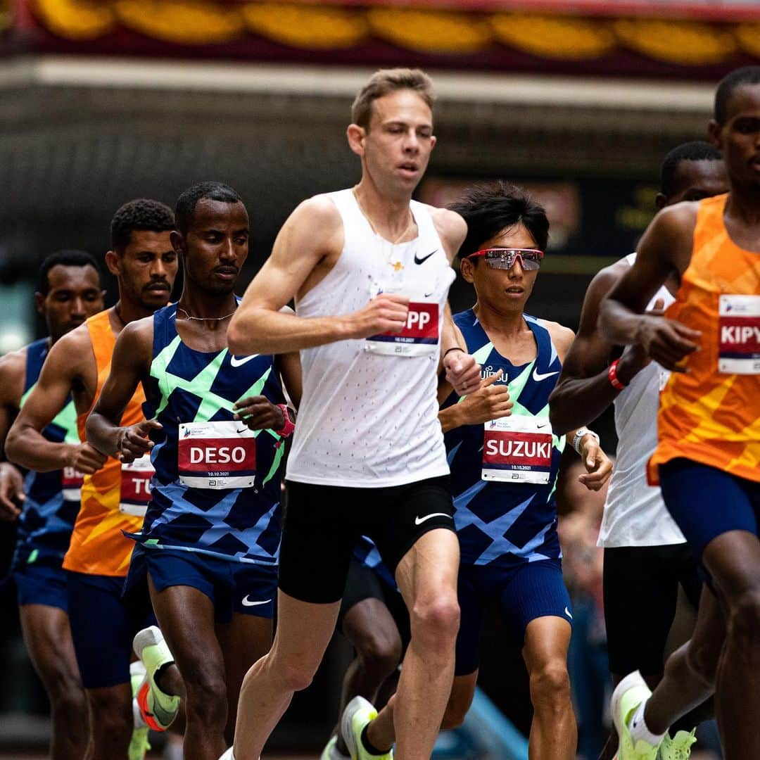 鈴木健吾のインスタグラム：「. 🇺🇸 @chimarathon  📷 @howlaophotography 👟 @nike  🥤 @maurten_official」