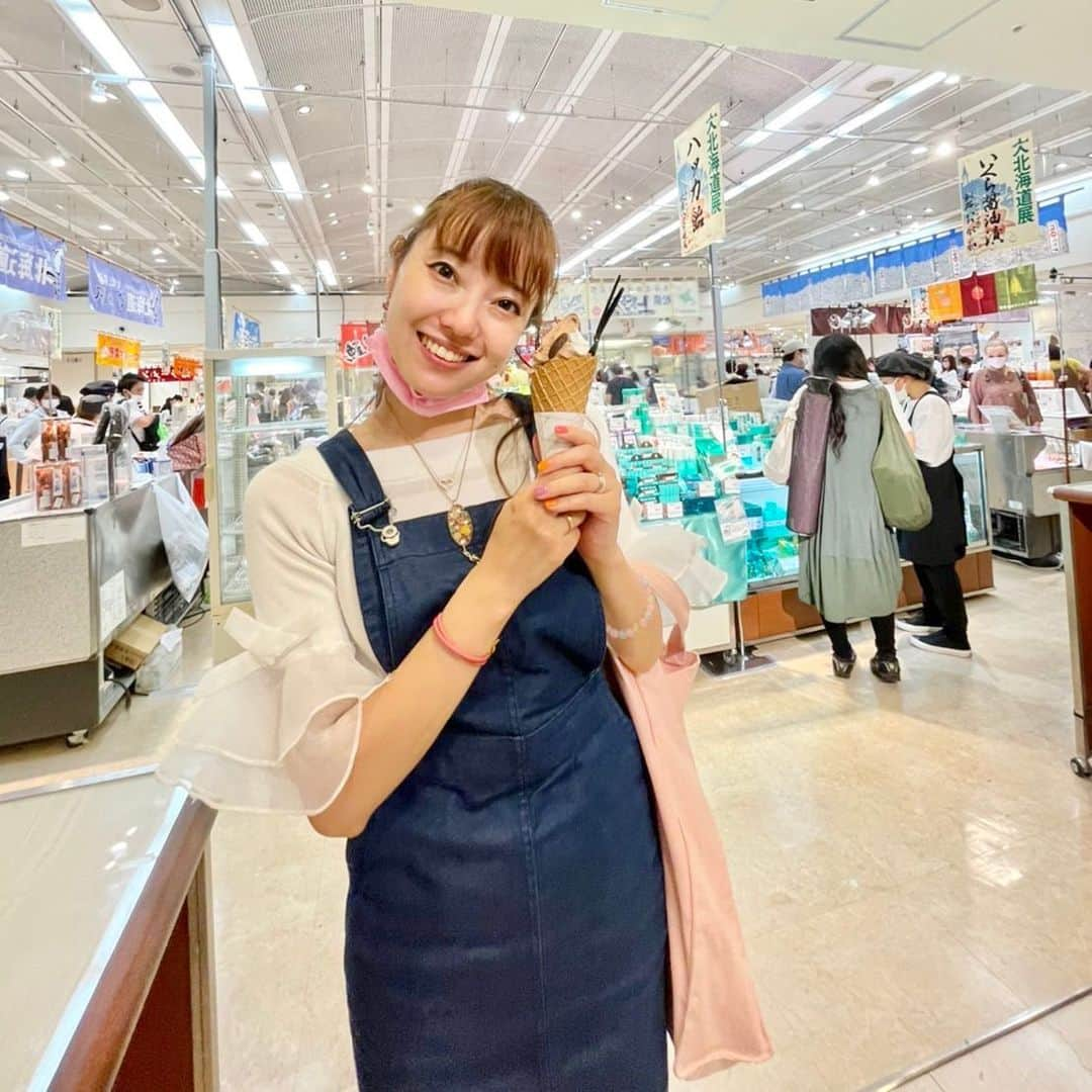 愛水せれ奈さんのインスタグラム写真 - (愛水せれ奈Instagram)「#北菓楼 #開拓おかき . . これ、2005年の#星組 公演、#長崎しぐれ坂 の#東京公演中 にいしさん(#轟悠 さん)が#組子全員 に#プレゼント 🎁して下さったんです✨😆✨ それも#千秋楽 の日に❣️❣️ その時初めて出逢い食すると、あまりの美味しさにどハマりし✨✨✨ #お取り寄せ するまでに至り、後に#北海道物産展 で売られている事を知り、どこかの#デパート で開催している時は行って#購入 しております😋✌️ この出逢いにはいしさんに感謝しかありません✨🙇‍♀️✨ . ここ最近ずっっっっと食べていなくてお取り寄せしようと思っていたところ... . #日本橋 #高島屋 さん #大北海道展  . の開催を知り、早速行って購入して参りました😄💕 やっぱり美味しいです❣️ 味は5種類ありました🌟 . #昆布　#いか　#秋鮭　#帆立　#甘エビ . 今回は泣く泣く昆布を諦め💦それ以外購入しました❣️ #甘エビ は高島屋さんでは#初上陸 だそうです笑 . やっぱりどの味も美味しい😍😍😍 そしてこのおかきの硬さがまた美味しい😍😍😍 . まだまだ各地で開催するみたいです🌟 良かったら是非食してみてください🤗🌸 . . #ソフトクリーム 🍦も#絶品 でした❣️❣️ 抜かりなくしっかりちゃっかり食べてます🤣 #ショコラティエマサール  #ショコラ と#ホワイトチョコレート の#ミックス」10月13日 19時52分 - airi.aaari.aimi