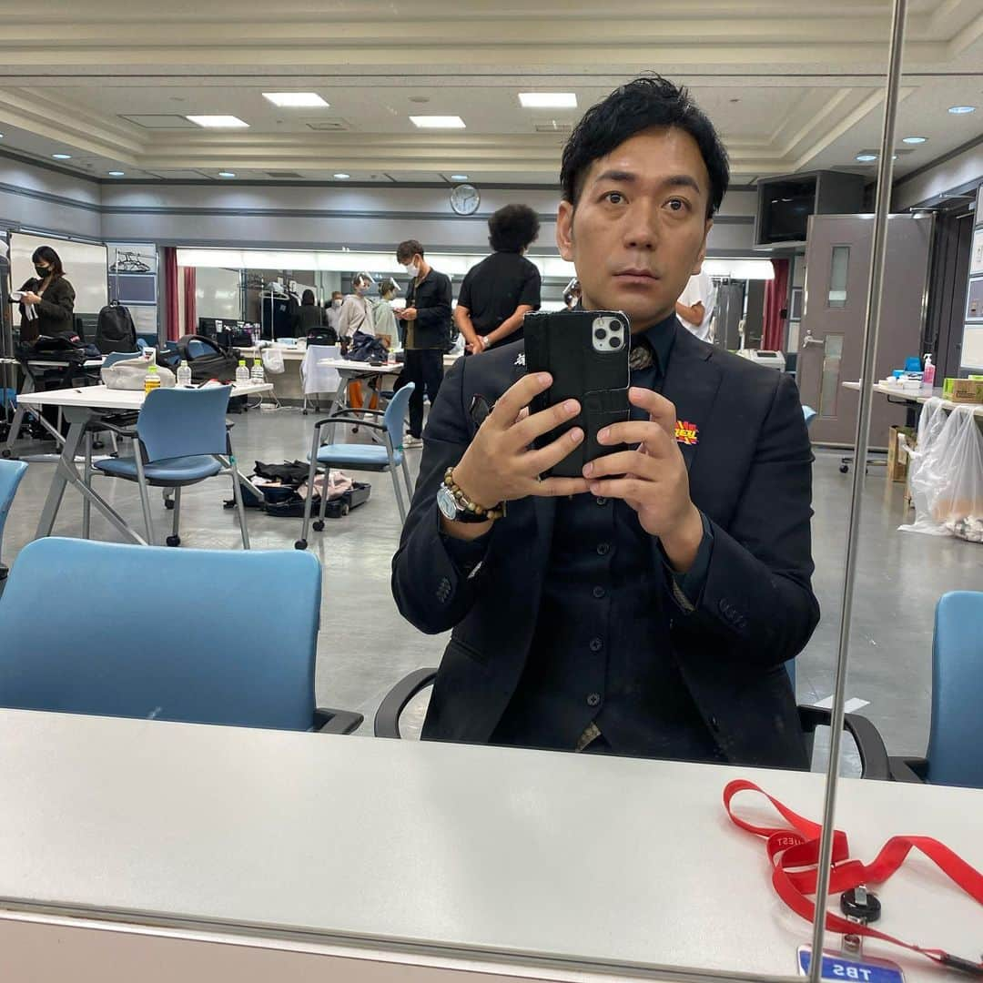 武智正剛のインスタグラム：「今日は本当にありがたい事にＴＢＳのベストワンに漫才で出させて頂きました。 久々の全国のテレビで漫才という事で鬼緊張しました。 放送日また告知します！ #出番前 #バッチが実は客 #屋敷はM-1のエントリーシール #守谷もいた」