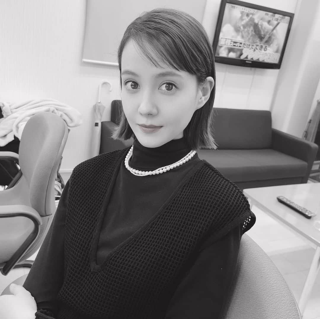 トリンドル玲奈さんのインスタグラム写真 - (トリンドル玲奈Instagram)「今日の楽屋での…☺︎ この前髪にはまっています。  夕ご飯のスープ食べて、ぽかぽか。  リクエストにあったナチュラルぽい写真も撮ってみました✌︎どうかな？」10月13日 20時23分 - toritori0123