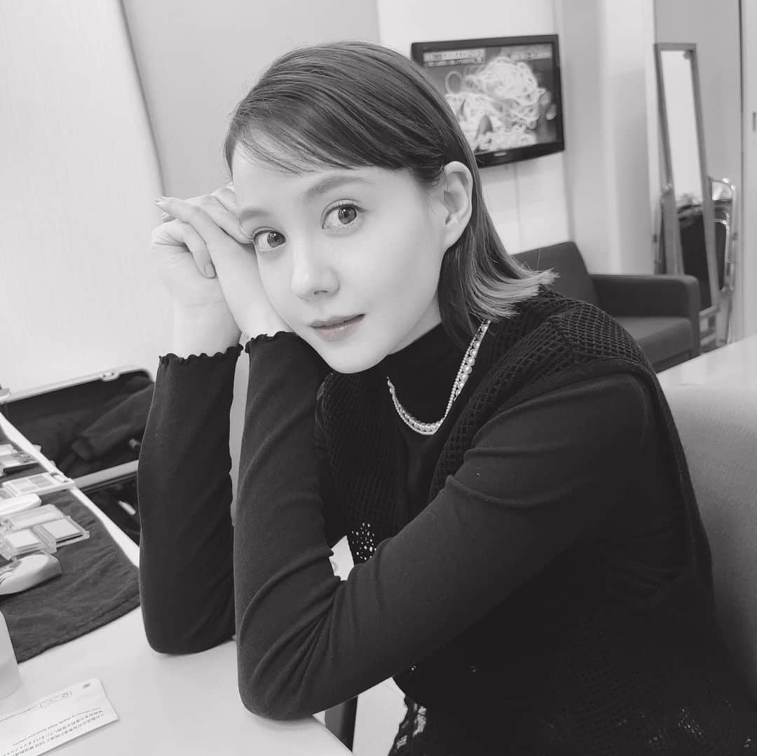 トリンドル玲奈さんのインスタグラム写真 - (トリンドル玲奈Instagram)「今日の楽屋での…☺︎ この前髪にはまっています。  夕ご飯のスープ食べて、ぽかぽか。  リクエストにあったナチュラルぽい写真も撮ってみました✌︎どうかな？」10月13日 20時23分 - toritori0123