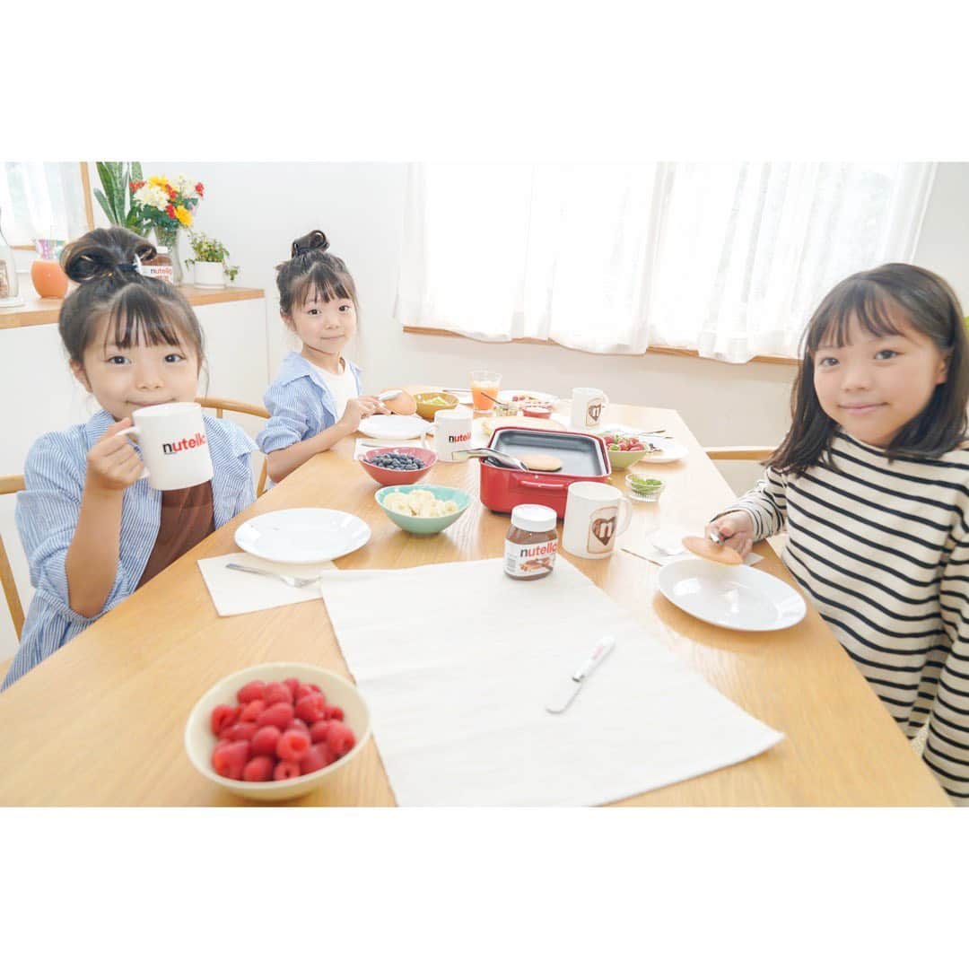 Yukiさんのインスタグラム写真 - (YukiInstagram)「家族で Nutella x Modelpressの記事に出演させていただきました😊✨  ヌテラはバナナ🍌、キウイ🥝、いちご🍓などのフルーツとの相性も良くて三姉妹も大好きな味🤗💕  ヌテラで朝食を囲むと家族で楽しい時間を過ごせて朝から元気いっぱいになります♡♡  ヌテラ @nutella.japan でSNSキャンペーン実施されてます🤗💓  ぜひヌテラ公式アカウントをフォローしてみてくださいね😊💕  #PR #Nutellasunnybreakfast #Nutella #breakfast #ヌテラ #ヌテラ朝食 #おはようヌテラ #ヌテラベランピング #ベランピング」10月13日 20時24分 - yukikuu96