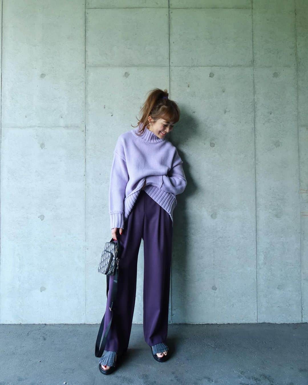Mai Wakimizuのインスタグラム：「同トーンのスタイリングにハマる中、やっと出来たパープルちゃん♡実は髪のゴムまでパープルなんです。笑 ネック部分や裾の太めリブがポイントのニットは新作♡後ろの深めスリットもアクセントになります！今年もやっぱりざっくりが可愛い！ゆったりパンツと合わせて上下楽ちんなのにこなれ感。パープルって一気に大人な仕上がりに見せてくれるから好き！カッコ良くマニッシュ感もあるし♡紫子と呼んで下さい＼(^o^)／笑 knit&pants:#linkable @linkable_official(神戸popup先行発売) ------------------------------ 【popup shopのご案内】 日時:2021年10月19日(火)〜24日(日) 11:00〜18:00(24日日曜日は16:00close) 場所:gallery北野坂 神戸市中央区山本通1-7-17 WALLAVENUE3階 ------------------------------」