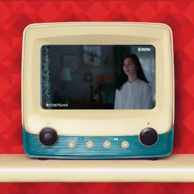 岩崎愛のインスタグラム：「‪[午後の紅茶新CM歌唱☕️]‬ . 中条あやみさんが出演しているキリンの新しい「午後の紅茶ミルクティープラス」のCMの歌唱をさせて頂きました🎤‬ ‪プラズマ乳酸菌が入っているそうで、お腹にも良さそうな商品ですね👌 . @gogotea_happiness さんから動画をリポストさせて頂きました。 YouTubeにも上がっているので是非皆様見て聴いてみてくださいね😎  #Repost @gogotea_happiness with @make_repost ・・・ カラダにいい習慣をつくりたいって 日々思ってはいるけれど、 なかなか難しいですよね💦 ⁡ でも大好きなミルクティーなら おいしくて 毎日続けられるかも…⭐ ⁡ #午後の紅茶 #午後ティー #gogotea #紅茶 #幸せの紅茶 #ティータイム #本棚 #幸せの本棚 #ミルクティー #ミルクティープラス #ウバ #プラズマ乳酸菌 #中条あやみ」