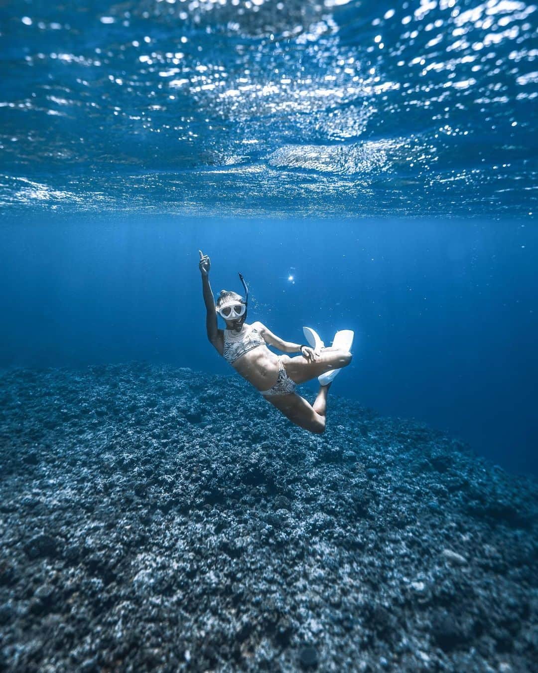 H I R O M I M O R I Y Aのインスタグラム：「Underwater dancing💃🌊  陸での表現者は水中でも表現力が輝いてた📸🌊  #ケントモリ宮古島レインボープロジェクト   @ryumar17 @kentomori_official  @namij_live @live.0501 @ryota2023   刺激的な一日でした🌊ありがとうございました🙌  Camera:sony a7iii Lens:16-35 zeiss  #underwaterphotography #paditv #underwater #ocean #underwaterlife #scubadiving #earthshotz #planetearth  #freediving #freedivephotography #sonyalpha #alpha_newgeneration_bysony  #ダイビング　#ダイビング好きな人と繋がりたい #宮古島ダイビング　#宮古島　#スキンダイビング  #水中写真　#自由潛水　#海好きな人と繋がりたい　#八重干瀬　#alpha_newgeneration_byson」